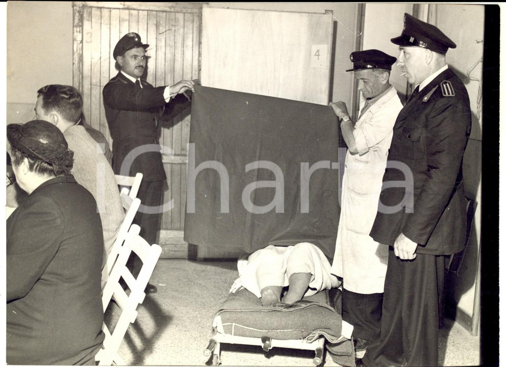 1953 MILANO Elezioni politiche - Malato vota protetto da una tenda *Foto 18x13 Fotografia d'epoca, con didascalia coeva al verso. CONDIZIONI: G (ma sovraimpressione circolare)FORMATO: 18x13 cm    originale e autentica 1