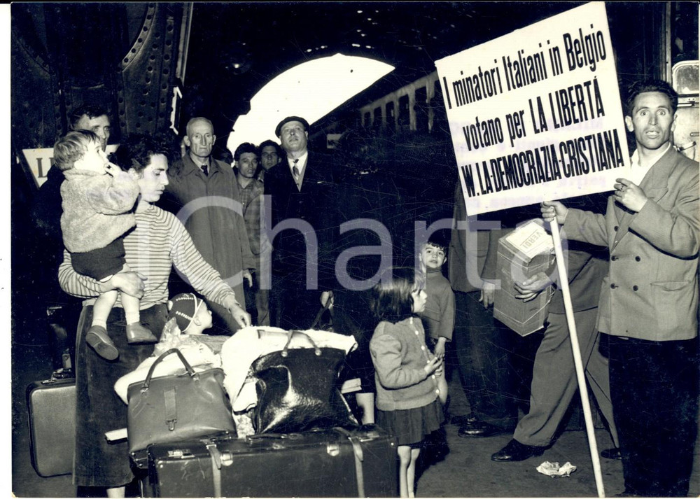 1958 MILANO ELEZIONI Arrivo minatori emigrati pro Democrazia Cristiana - Foto Fotografia d'epoca con didascalia coeva.  CONDIZIONI: GFORMATO: 18x13 cm     originale e autentica 1