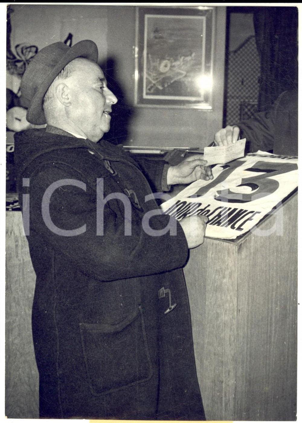 1958 PARIS M. PAGES vincitore di 40 milioni alla lotteria *Foto 13x18 cm Fotografia d'epoca con didascalia coeva.  CONDIZIONI: GFORMATO: 13x18 cm     originale e autentica 1