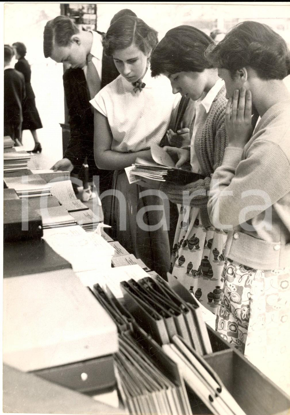 1953 PARIS QUARTIER LATIN Jeunes étudiants dans une librairie - Photo 13x18