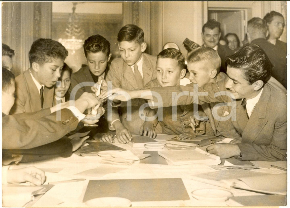 1953 PARIS Salon de l'Enfance - Jury d'enfants pour un prix littéraire - Photo