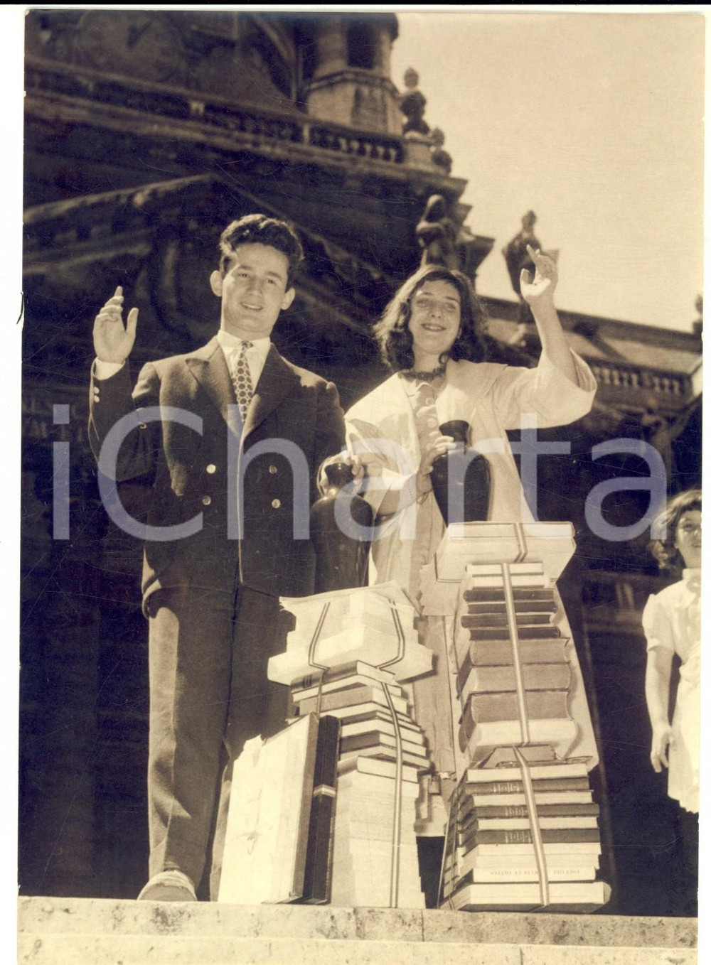 Fotografia d epoca originale 1957 PARIS SORBONNE Alain FERRARI et HÃ©lÃ¨ne LAVENTURE laurÃ©ats concours gÃ©nÃ©ral 1