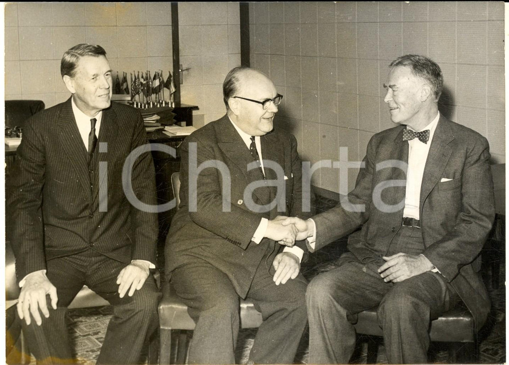 1959 PARIS NATO - Warren Randolph BURGESS Paul-Henri SPAAK Christian HERTER Fotografia d'epoca con didascalia coeva.  CONDIZIONI: G (ma lieve piegatura al margine superiore)FORMATO: 18x13 cm    originale e autentica 1