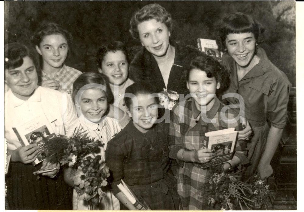 1954 PARIS Salon de l'Enfance - Jeune jury d'enfants  Grand Prix de LittÃ©rature Fotografia d'epoca con didascalia coeva.  CONDIZIONI: G FORMATO: 18x13 cm     originale e autentica 1