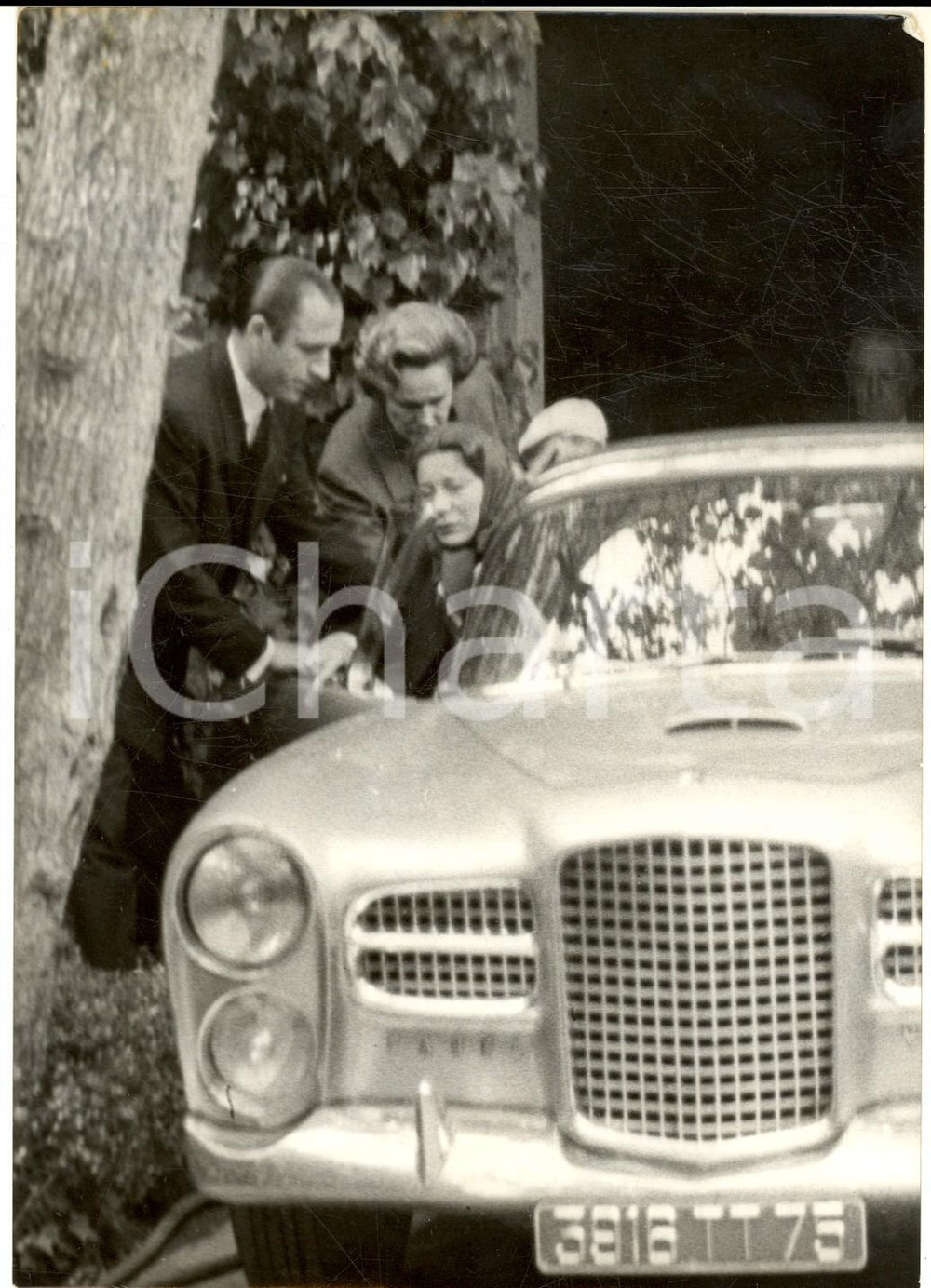 1960 NEUILLY-SUR-SEINE BETTINA e la Begum dopo la morte del principe Ali KHAN Fotografia d'epoca con didascalia coeva. CONDIZIONI: G FORMATO: 13x18 cm     originale e autentica 1
