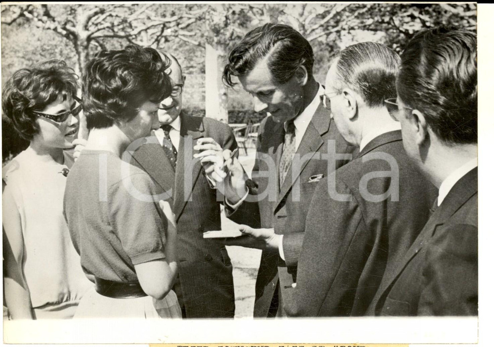1959 VICHY Peter TOWNSEND firma autografi per i suoi lettori *Foto 18x13 cm Fotografia d'epoca, con didascalia coeva. CONDIZIONI: G     originale e autentica 1