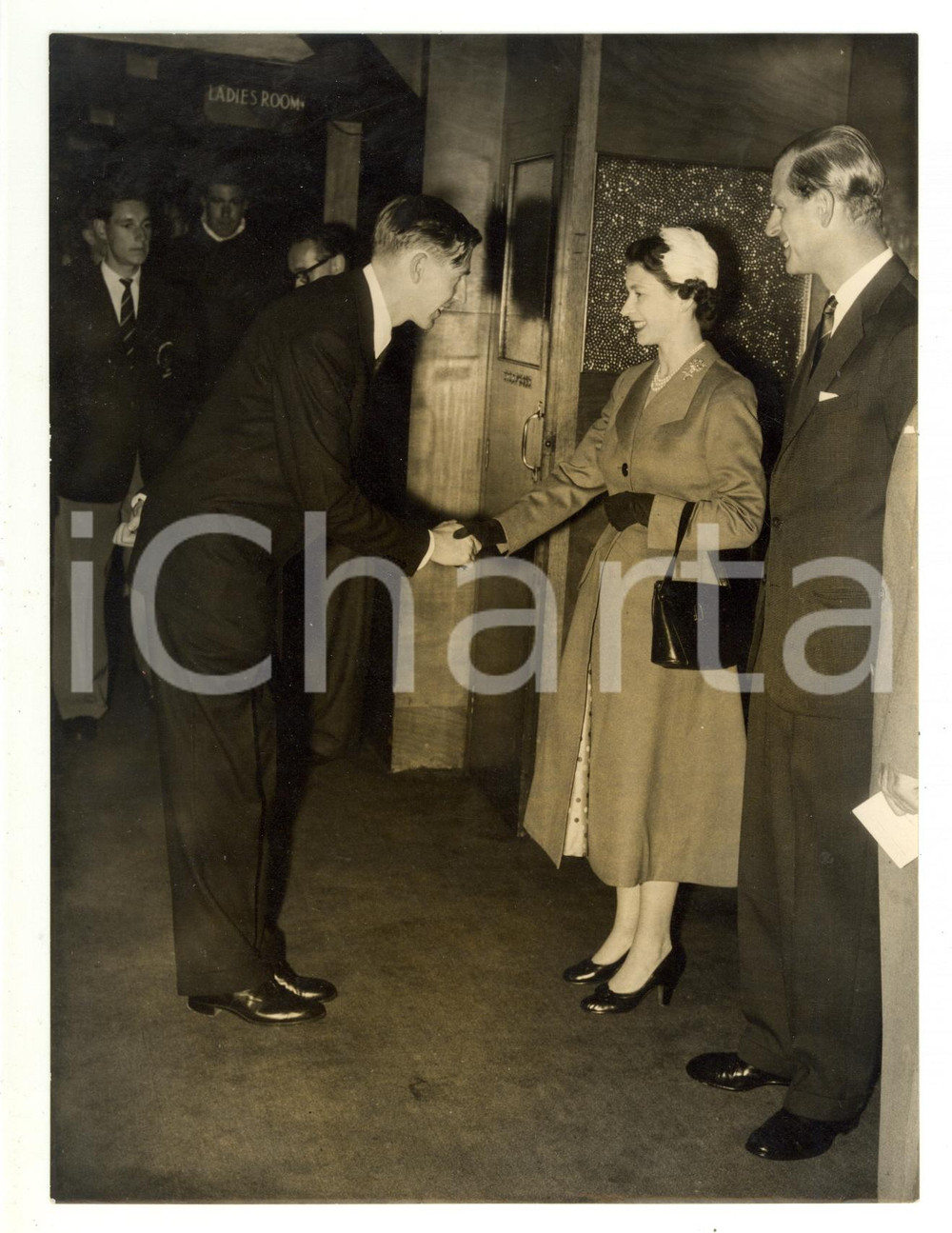 1956 LONDON Queen ELIZABETH II shaking hands with Roger BANNISTER *Photo 15x20 Fotografia d'epoca, con didascalia coeva al verso. CONDIZIONI: FAIR (alone diffuso)FORMATO: 15x20 cm    originale e autentica 1