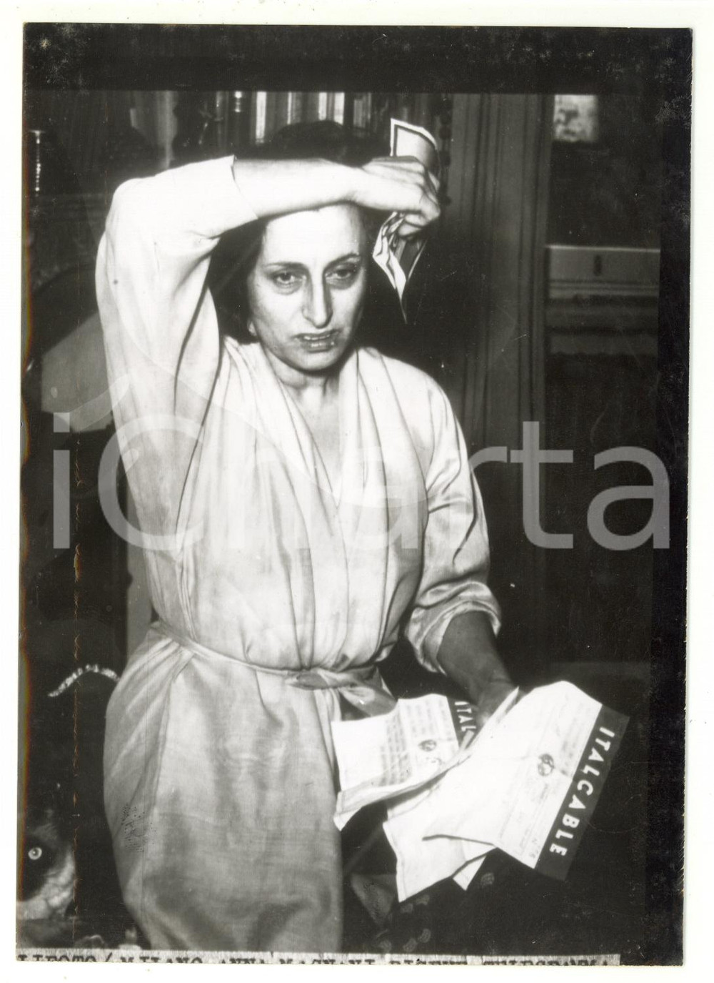 1956 ROMA Anna MAGNANI all'annuncio dell'assegnazione premio Oscar *Foto 13x18 Fotografia d'epoca, con didascalia coeva al verso. CONDIZIONI: FAIR (bassa qualit&agrave; di stampa; sovraimpressione lungo il margine sinistro; lievi macchie)FORMATO: 13x18 cm    originale e autentica 1