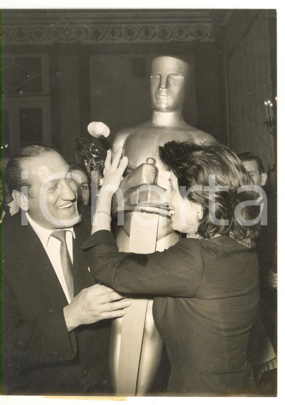 1956 ROMA Hotel EXCELSIOR - Anna MAGNANI vince Oscar per "La rosa tatuata" *Foto Fotografia d'epoca, con didascalia coeva al verso. CONDIZIONI: G (ma sovraimpressione al margine destro)FORMATO: 18x13 cm    originale e autentica 1