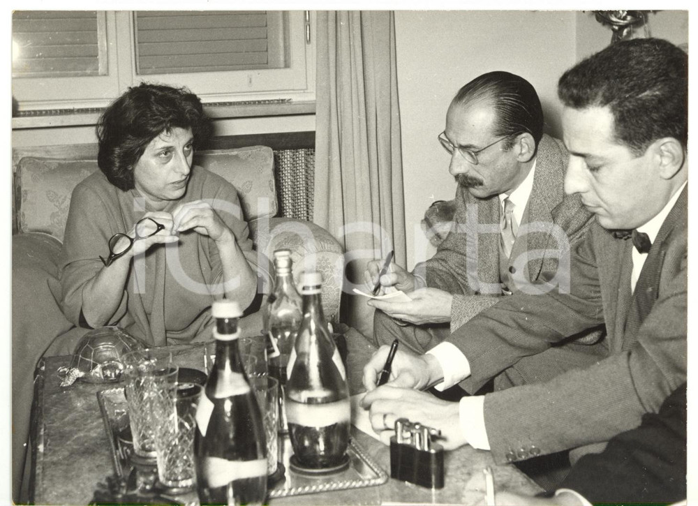 1957 ROMA Anna MAGNANI rilascia dichiarazioni ai giornalisti *Foto 18x13 cm Fotografia d'epoca, con didascalia coeva al verso. CONDIZIONI: GFORMATO: 18x13 cm    originale e autentica 1