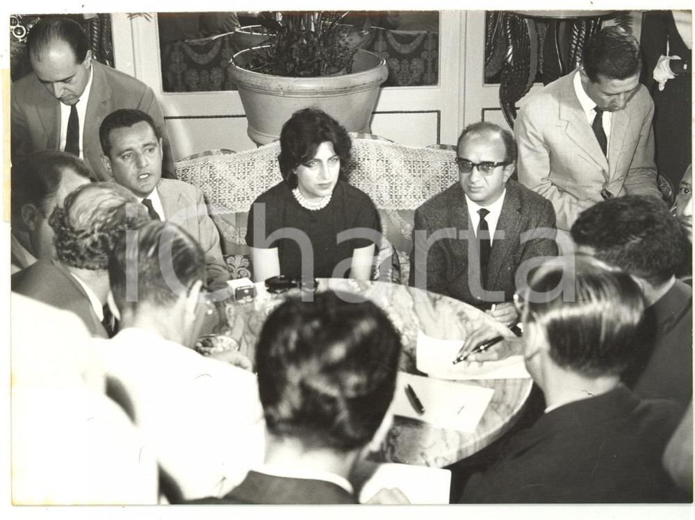 1959 ROMA Hotel Excelsior - Anna MAGNANI durante conferenza stampa *Foto 18x13 Fotografia d'epoca, con didascalia coeva al verso. CONDIZIONI: G (ma piccola piegatura al margine inferiore)FORMATO: 18x13 cm    originale e autentica 1
