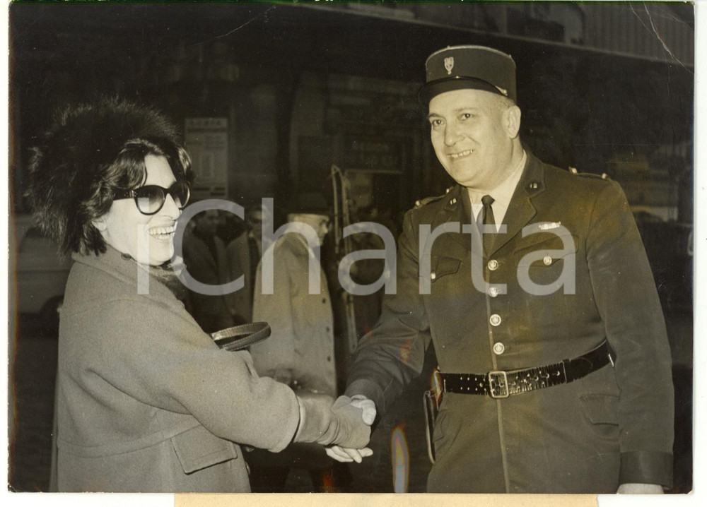 1959 PARIS Prima "Nella città l'inferno" - Anna MAGNANI accolta da un poliziotto