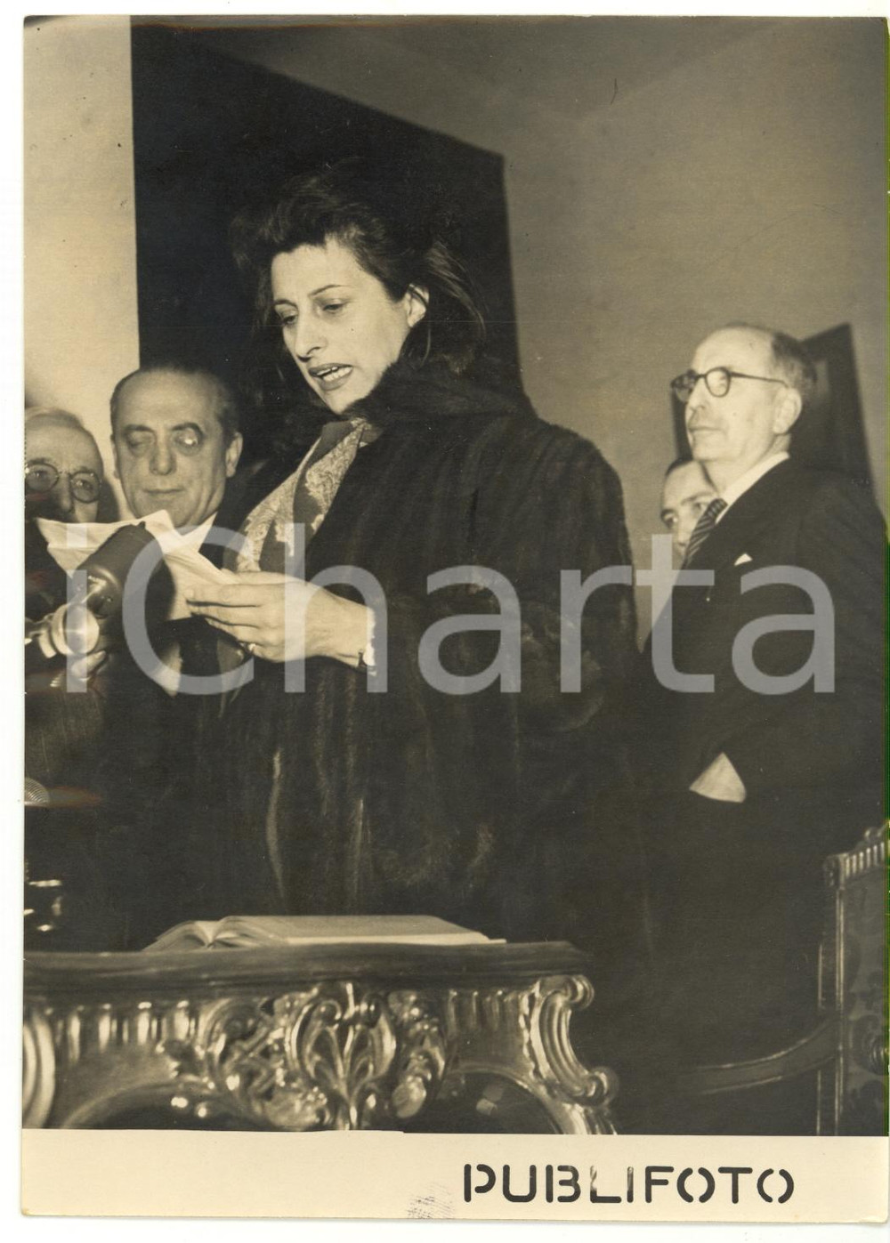 1951 ROMA Anniversario morte TRILUSSA - Anna MAGNANI recita i versi del poeta Fotografia d'epoca, con didascalia coeva al verso. CONDIZIONI: POOR (alone diffuso; ondulazione al margine sinistro)FORMATO: 13x18 cm    originale e autentica 1