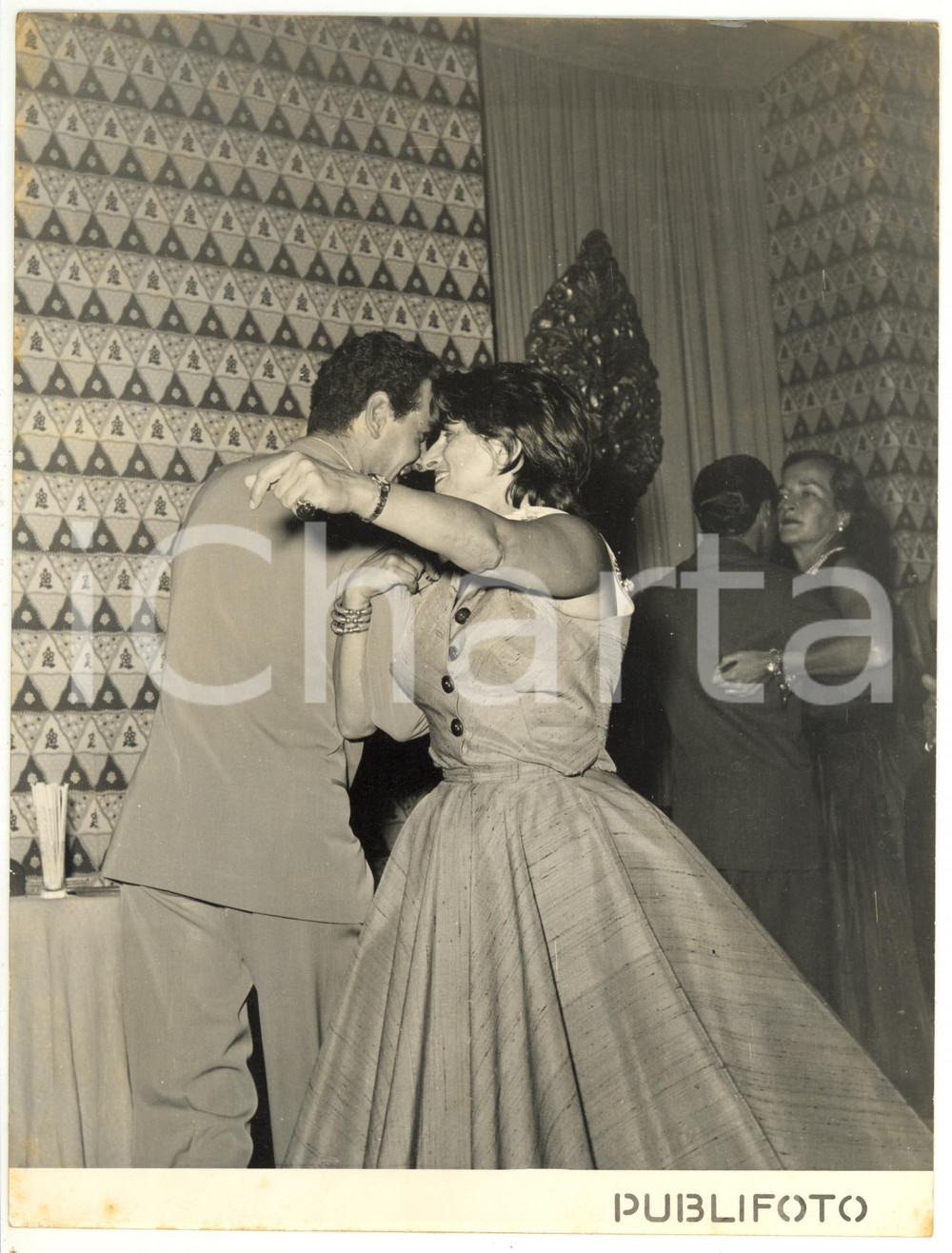 1953 ROMA Elezione "Miss Lazio" - Anna MAGNANI durante le danze *Foto 18x24 cm Fotografia d'epoca, con didascalia coeva al verso. CONDIZIONI: G (ma lievi aloni al margine inferiore)FORMATO: 18x24 cm    originale e autentica 1