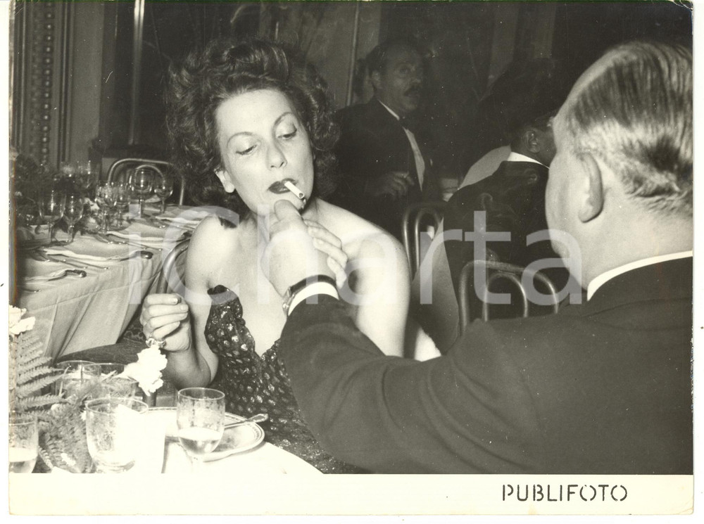 1951 ROMA - CINEMA Isa MIRANDA fuma una sigaretta a tavola *Foto 24x18