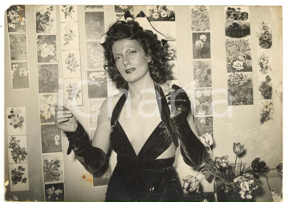 1950 PARIS Isa MIRANDA fuma una sigaretta *Fotografia VINTAGE 18x13 Fotografia d'epoca, con didascalia coeva al verso. CONDIZIONI: POOR (piccola macchia al margine inferiore; minima mancanza all'angolo superiore e inferiore sinistro) FORMATO: 18x13 cm    originale e autentica 1