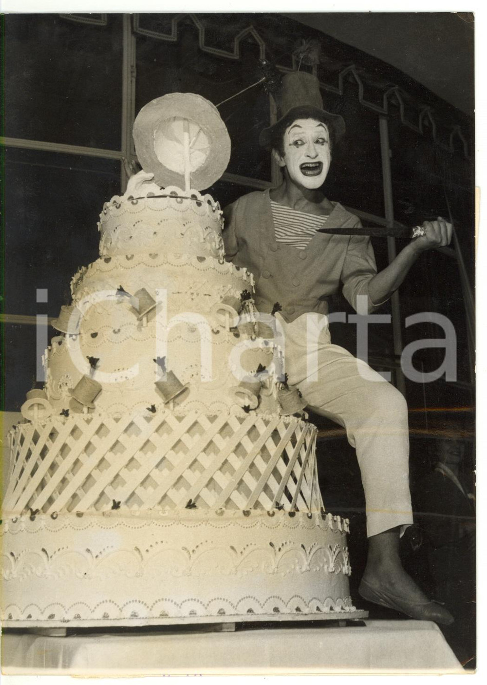 1956 PARIS ThÃ©Ã¢tre de l'Ambigu - Marcel MARCEAU nei panni di BIP *Foto 13x18 Fotografia d'epoca, con didascalia coeva al verso. CONDIZIONI: G (ma piccola piegatura all'angolo inferiore sinistro)FORMATO: 13x18 cm     originale e autentica 1