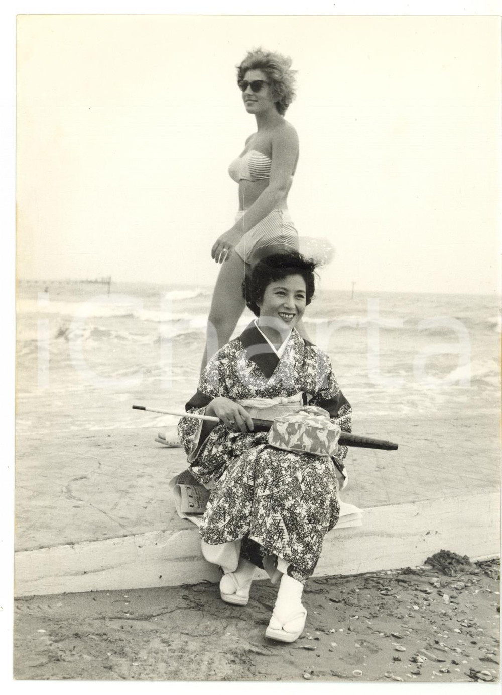 1956 VENEZIA Mostra del CINEMA - Attrice Aiko MIMASU al Lido *Foto 13x18 Fotografia d'epoca, con didascalia coeva al verso. CONDIZIONI: G (ma lieve sovraimpressione al margine destro)FORMATO: 13x18 cm    originale e autentica 1