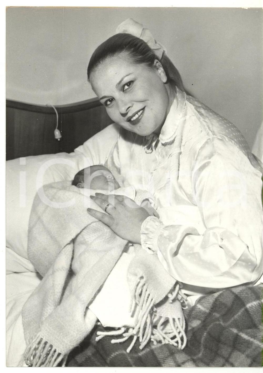 1957 ROMA Franca MARZI con la figlia neonata Stefania FESTUCCI *Foto 13x18 cm Fotografia d'epoca, con didascalia coeva al verso. CONDIZIONI: G (ma lievi sovraimpressioni)FORMATO: 13x18 cm    originale e autentica 1