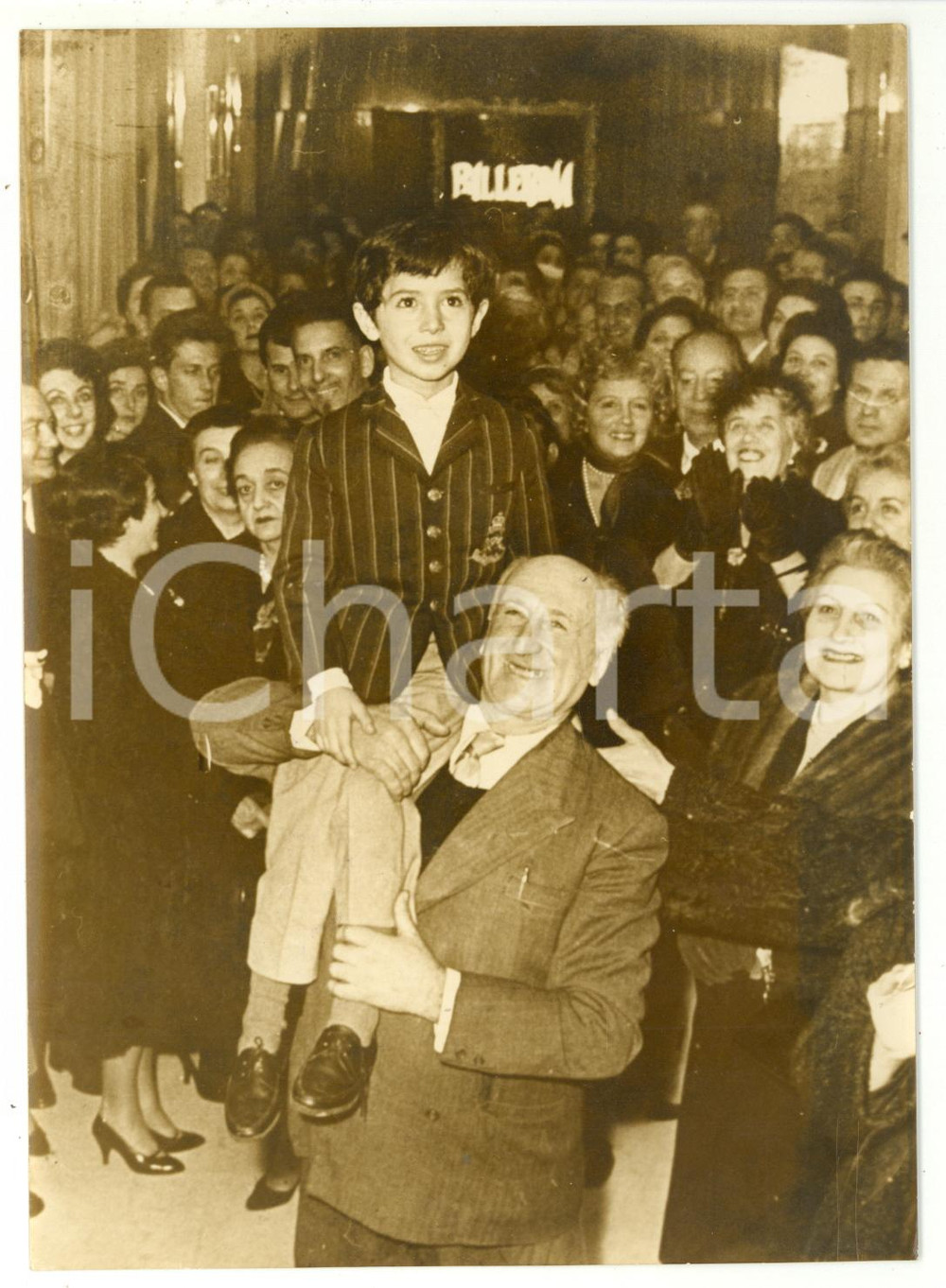 1959 ROMA "Ballerina e buon Dio" - "Marietto" Carlo ANGELETTI e Spartaco BANDINI Fotografia d'epoca, con didascalia coeva al verso. CONDIZIONI: FAIR (alone diffuso)FORMATO: 13x18 cm    originale e autentica 1