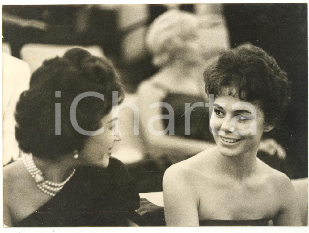 1955 ca VENEZIA Mostra del CINEMA - Attrici Yvonne DE CARLO e Giorgia MOLL *Foto Fotografia d'epoca, con didascalia coeva al verso. CONDIZIONI: G (ma lieve sovraimpressione al margine inferiore)FORMATO: 18x13 cm    originale e autentica 1