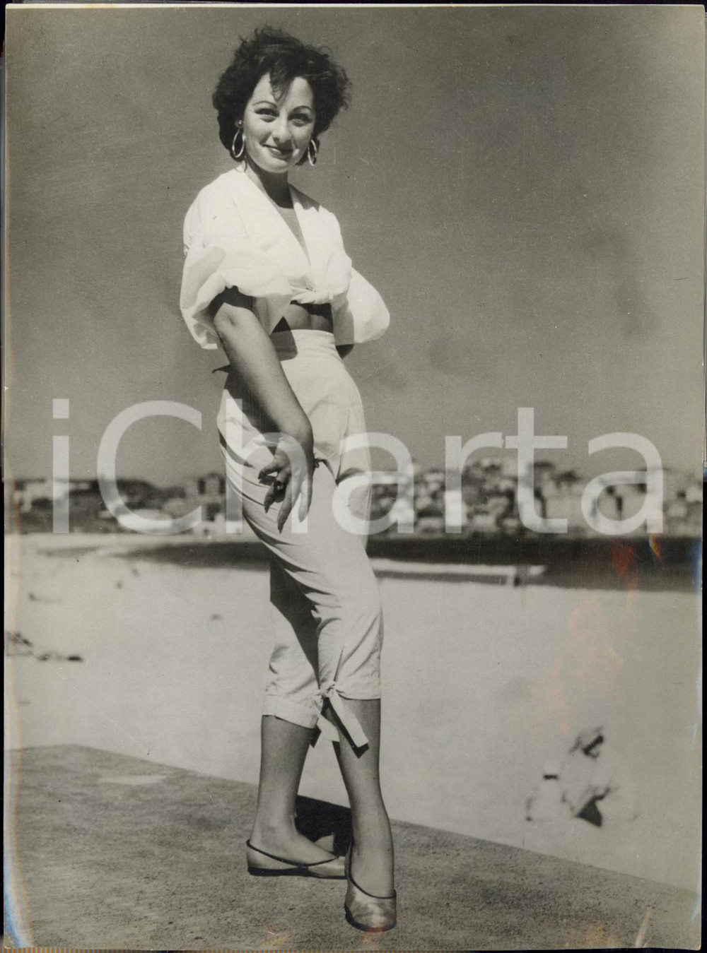 1954 SYDNEY Barbara MARTIN on the beach *Photo 15x20 cm Fotografia d'epoca, con didascalia coeva al verso. CONDIZIONI: FAIR (piegatura orizzontale; sovraimpressioni)FORMATO: 15x20 cm    originale e autentica 1