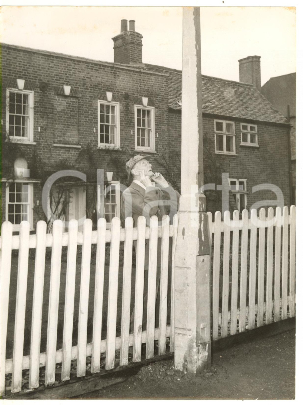 1958 BUSHEY Alfred Edward MATTHEWS finding the lamp post outside his house PHOTO Fotografia d'epoca, con didascalia coeva al verso. CONDIZIONI: G (ma lievi aloni al margine superiore; piccole piegature agli angoli)FORMATO: 15x20 cm    originale e autentica 1