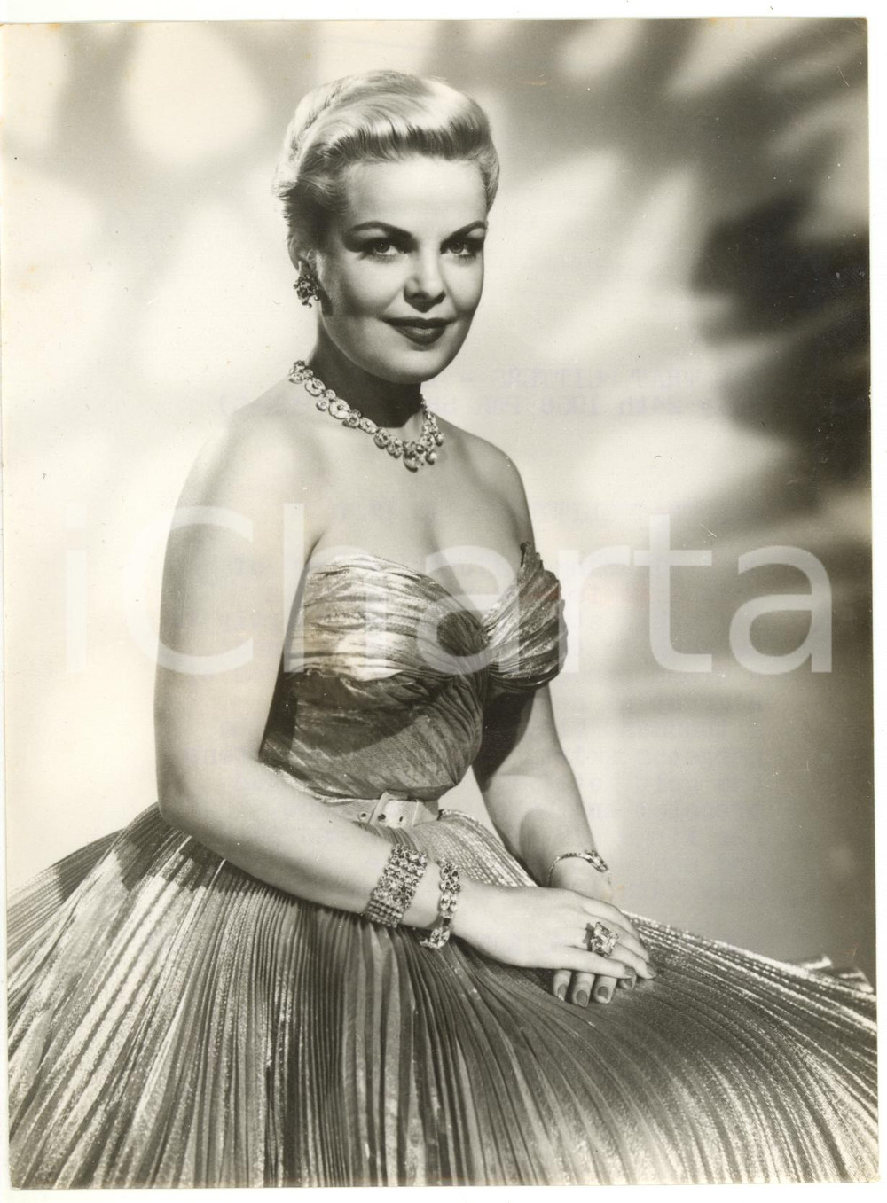 1956 CINEMA Cleo MOORE in a glittering gown of gold lame *Photo 15x20 cm Fotografia d'epoca, con didascalia coeva al verso. CONDIZIONI: GFORMATO: 15x20 cm    originale e autentica 1