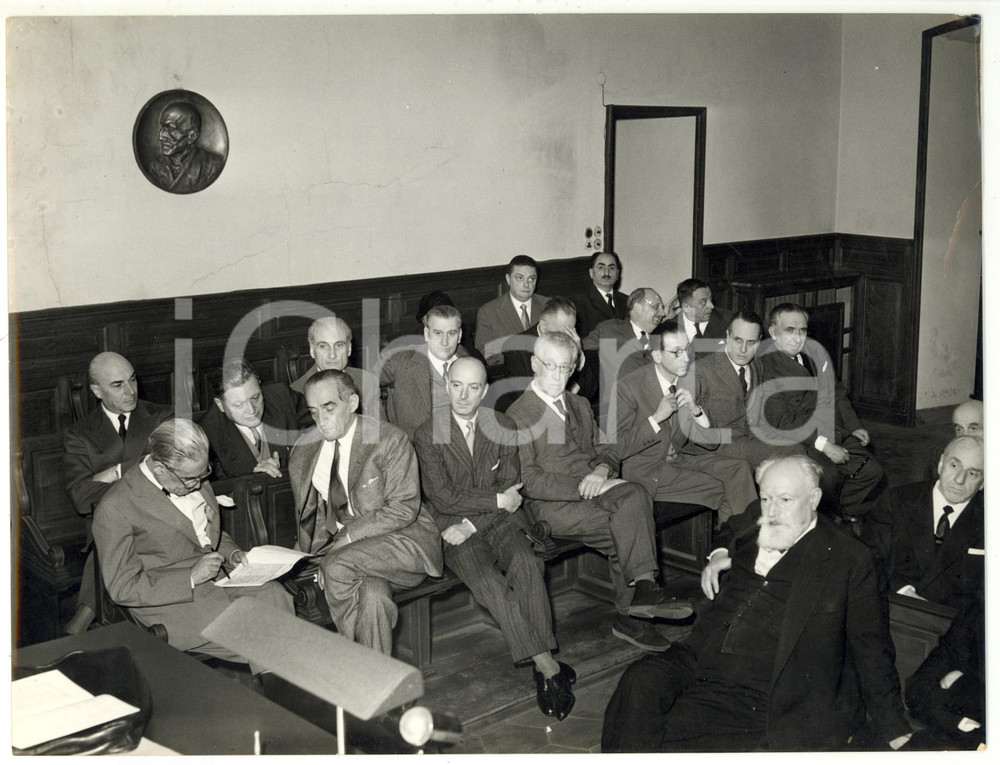 1957 TORINO Gran Premio di Medicina - Seduta dei soci - Scorcio della sala *Foto Fotografia d'epoca, con didascalia coeva al verso. CONDIZIONI: FAIR (piccola piegatura al margine destro)FORMATO: 24x18 cm    originale e autentica 1