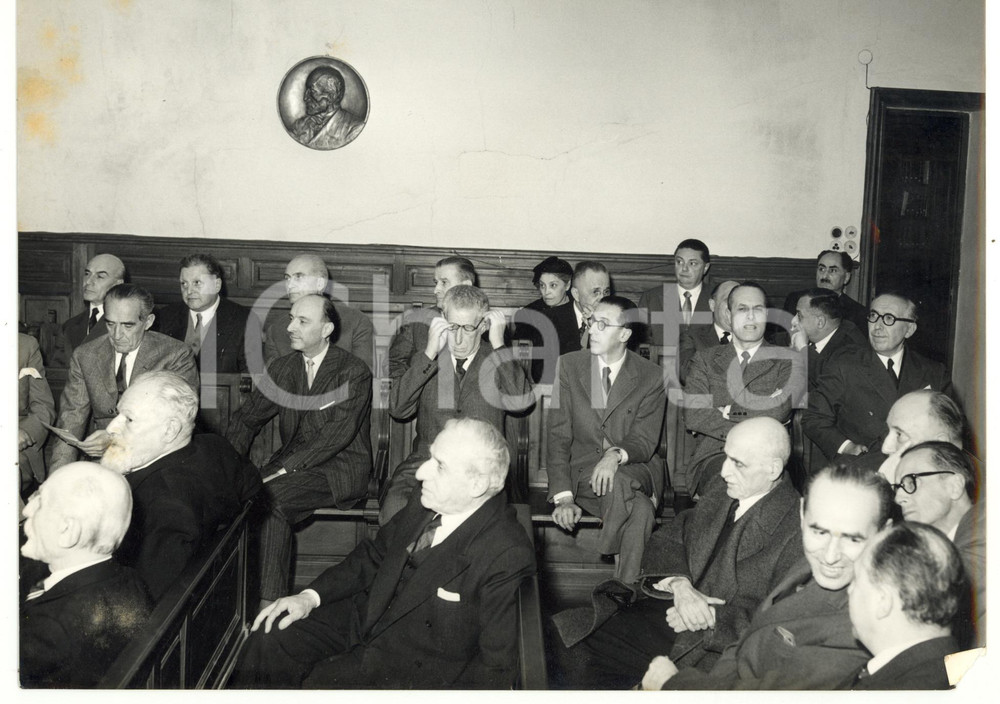 1957 TORINO Gran Premio di Medicina - Seduta dei soci - Scorcio della sala Fotografia d'epoca. CONDIZIONI: FAIR (aloni all'angolo superiore sinistro; piccola piegatura all'angolo inferiore destro)FORMATO: 24x18 cm    originale e autentica 1