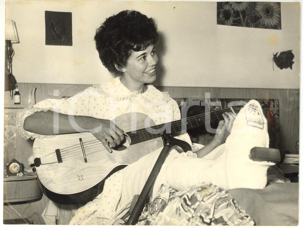 1958 ROMA Giorgia MOLL in convalescenza si esercita con la chitarra *Foto 24x18 Fotografia d'epoca, con didascalia coeva al verso. CONDIZIONI: VERY POOR (piegatura all'angolo inferiore sinistro; aloni; piccole piegature ai margini)FORMATO: 24x18 cm    originale e autentica 1