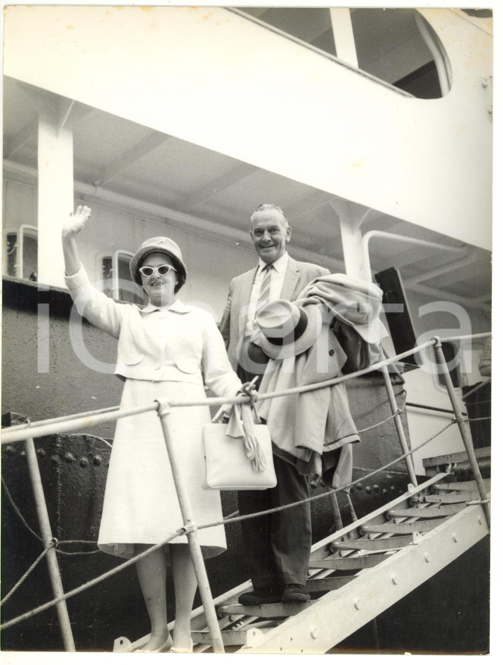1960 GENOVA Arrivo di Fredric MARCH con la moglie Florence ELDRIDGE *Foto 18x24 Fotografia d'epoca, con didascalia coeva al verso. CONDIZIONI: FAIR (sovraimpressione; aloni al margine superiore; piccola piegatura all'angolo superiore destro)FORMATO: 18x24 cm    originale e autentica 1
