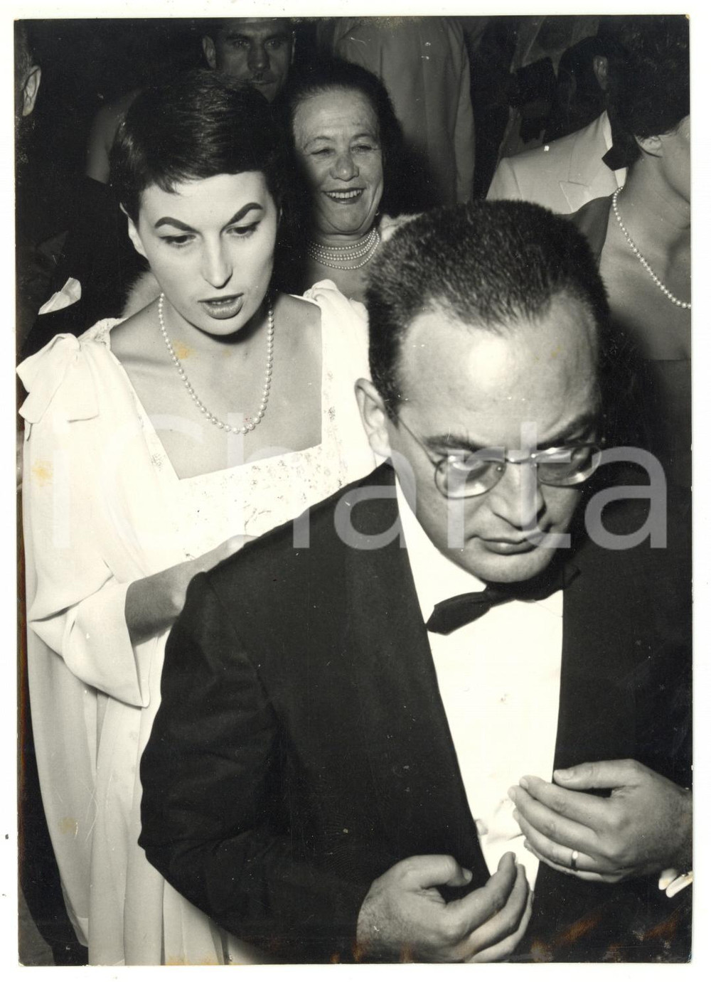 1957 VENEZIA Mostra del CINEMA - Silvana MANGANO con Dino DE LAURENTIIS *Foto  Fotografia d'epoca, con didascalia coeva al verso. CONDIZIONI: G (ma piccoli aloni)FORMATO: 13x18 cm    originale e autentica 1