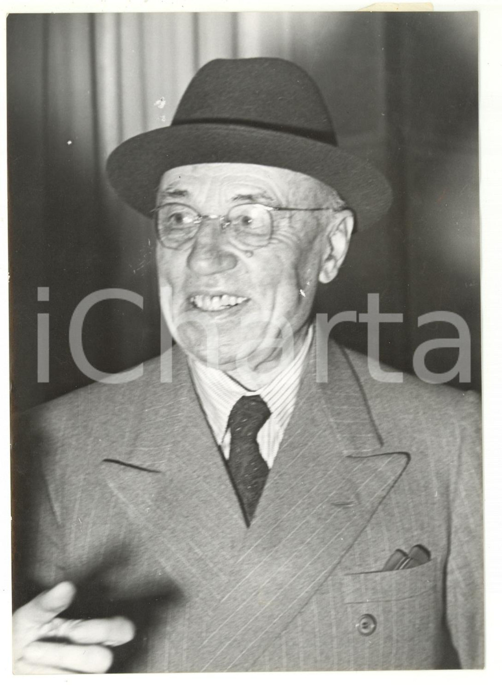 1950 ca MILANO Ritratto allevatore di cavalli Federico TESIO *Foto 13x18 cm Fotografia d'epoca, con didascalia coeva al verso. CONDIZIONI: FAIR (bassa qualit&agrave; di stampa; ondulazione al margine destro)FORMATO: 13x18 cm    originale e autentica 1