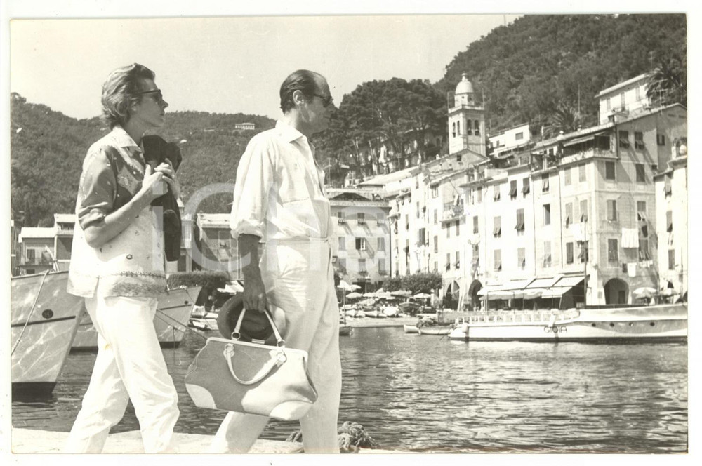 1958 PORTOFINO Rex HARRISON e Kay KENDALL a passeggio sul molo *Foto 18x12 cm Fotografia d'epoca, con didascalia coeva al verso. CONDIZIONI: GFORMATO: 18x12 cm    originale e autentica 1