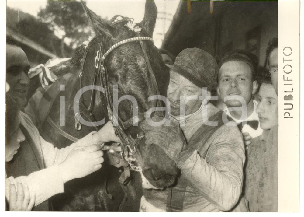 1956 NAPOLI Gran Premio di AGNANO - IPPICA Charlie MILLS abbraccia GELINOTTE Fotografia d'epoca, con didascalia coeva al verso. CONDIZIONI: FAIR (ondulazione al margine superiore)FORMATO: 18x13 cm    originale e autentica 1