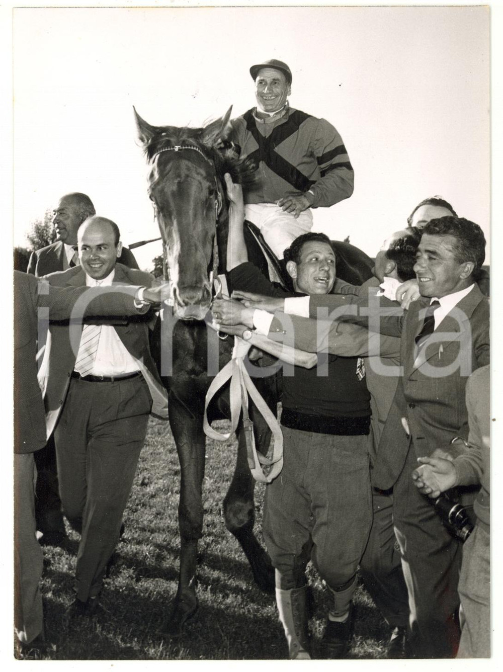 1955 ROMA Derby italiano di galoppo - IPPICA Vincitore Paolo CAPRIOLI su ALTREK Fotografia d'epoca, con didascalia coeva al verso. CONDIZIONI: GFORMATO: 13x18 cm    originale e autentica 1