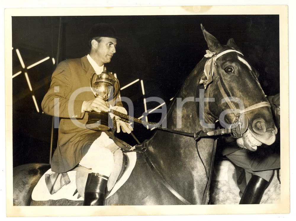 1957 TORINO Concorso Ippico Internazionale - Il vincitore Francisco GOYOAGA Fotografia d'epoca, con didascalia coeva al verso. CONDIZIONI: FAIR (alone diffuso; residuo cartaceo al margine superiore)FORMATO: 18x13 cm    originale e autentica 1