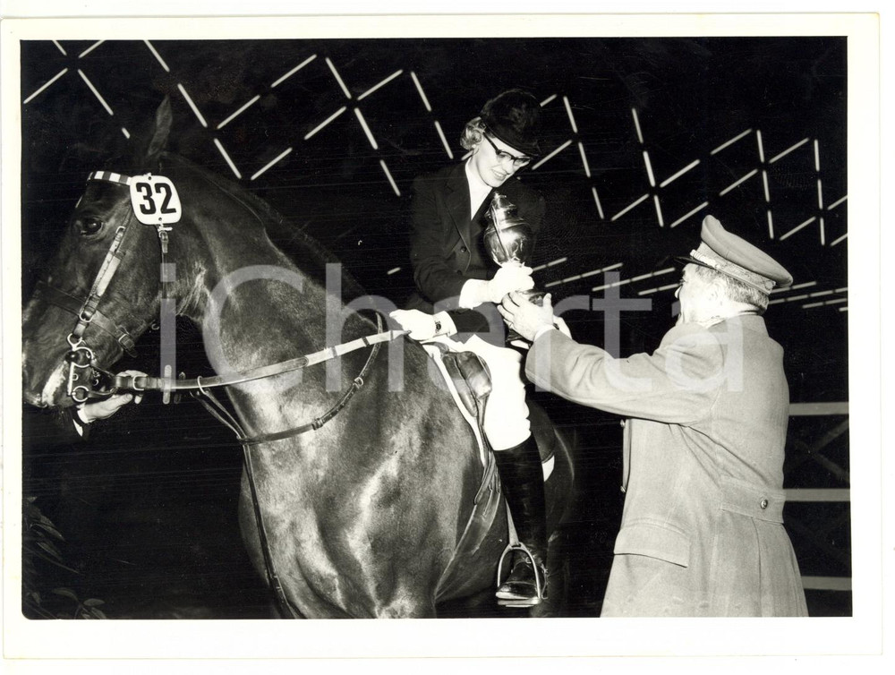 1959 TORINO Concorso Ippico Internazionale - Vittoria di Renate FREITAG *Foto Fotografia d'epoca, con didascalia coeva al verso. CONDIZIONI: GFORMATO: 18x13 cm    originale e autentica 1