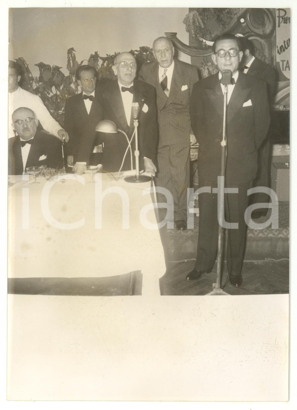 1953 TAORMINA Premio Internazionale Poesia ETNA-TAORMINA - Benvenuto del sindaco Fotografia d'epoca, con didascalia coeva al verso. CONDIZIONI: FAIR (bassa qualit&agrave; di stampa; aloni; piccole piegature)FORMATO: 13x18 cm    originale e autentica 1