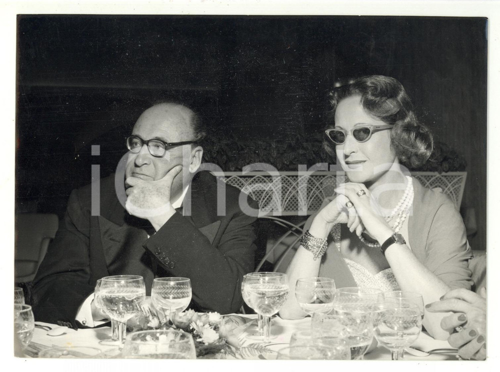 1957 SAINT-VINCENT - IDI Germana PAOLIERI e Riccardo BACCHELLI *Foto 18x13 Fotografia d'epoca, con didascalia coeva al verso. CONDIZIONI: FAIR (piegatura al margine superiore; piccole piegature e sovraimpressioni; lievi macchie)FORMATO: 18x13 cm    originale e autentica 1