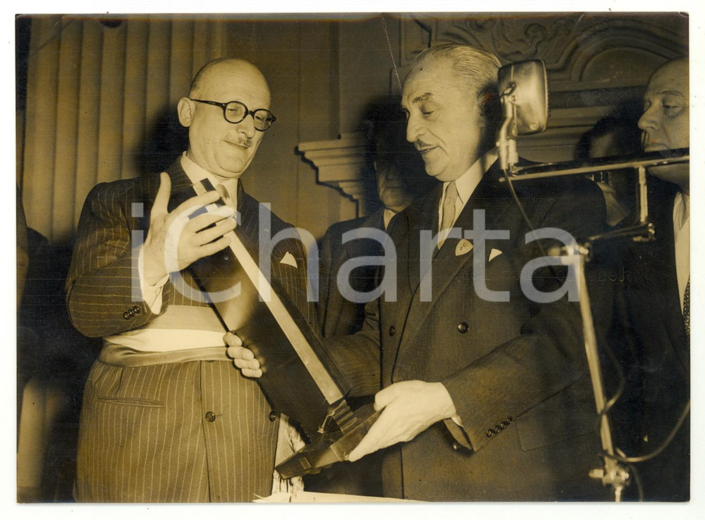 1958 TORINO Le Prix de l'Europe - Il sindaco della cittÃ  Amedeo PEYRON *Foto Fotografia d'epoca, con didascalia coeva al verso. CONDIZIONI: POOR (alone diffuso; sovraimpressione al centro; piegatura al margine superiore)FORMATO: 18x13 cm    originale e autentica 1