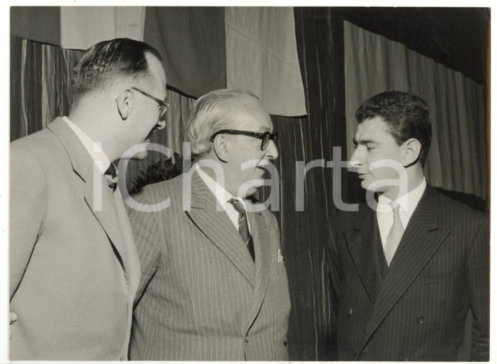 1957 VALDAGNO Premio MARZOTTO - Orio VERGANI - Paolo MARZOTTO *Foto 18x13 cm Fotografia d'epoca, con didascalia coeva al verso. CONDIZIONI: G (ma piccola sovraimpressione)FORMATO: 18x13 cm    originale e autentica 1