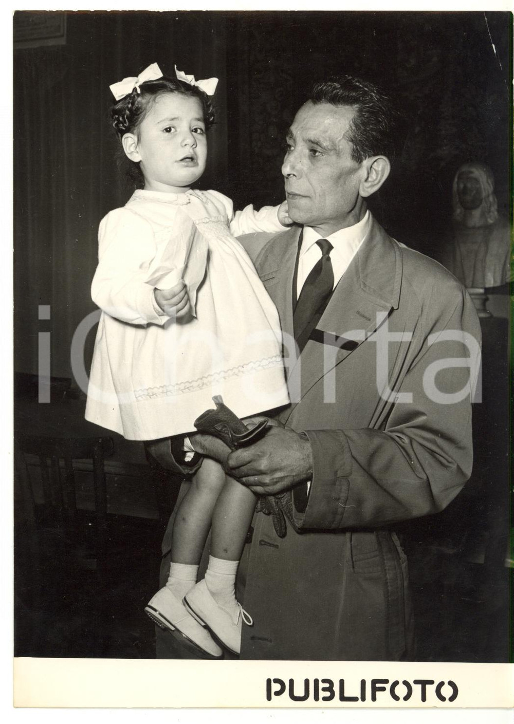 1954 ROMA Premio della BontÃ  "Livio Tempesta" - Una giovane poetessa premiata Fotografia d'epoca, con didascalia coeva al verso. CONDIZIONI: FAIR (piccola piegatura all'angolo superiore destro)FORMATO: 13x18 cm    originale e autentica 1