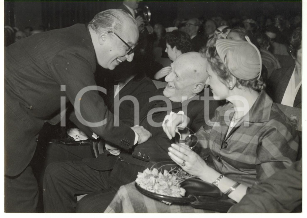 1953 MILANO Scrittore Manara VALGIMIGLI vince il "Premio Fila" *Foto 18x13 Fotografia d'epoca, con didascalia coeva al verso. CONDIZIONI: G (ma lievi sovraimpressioni)FORMATO: 18x13 cm    originale e autentica 1