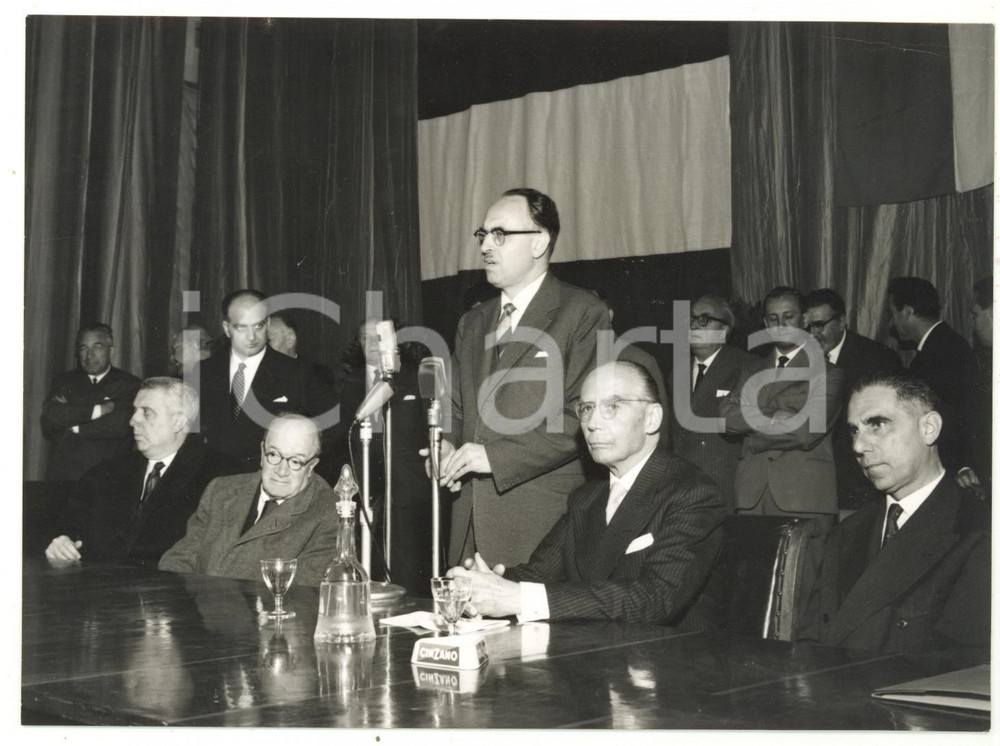 1957 VALDAGNO Premio MARZOTTO - Discorso di Giovanni Battista SCAGLIA *Foto  Fotografia d'epoca, con didascalia coeva al verso. CONDIZIONI: G (ma piccola piegatura all'angolo superiore destro)FORMATO: 18x13 cm    originale e autentica 1
