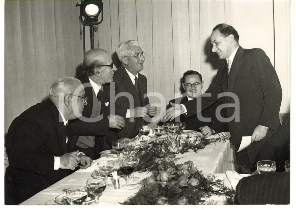 1953 PREMIO SAINT-VINCENT Giornalismo - Lo scrittore Antonio BAROLINI *Foto Fotografia d'epoca, con didascalia coeva al verso. CONDIZIONI: G (ma lievi tracce di inchiostro e sovraimpressione circolare)FORMATO: 18x13 cm    originale e autentica 1