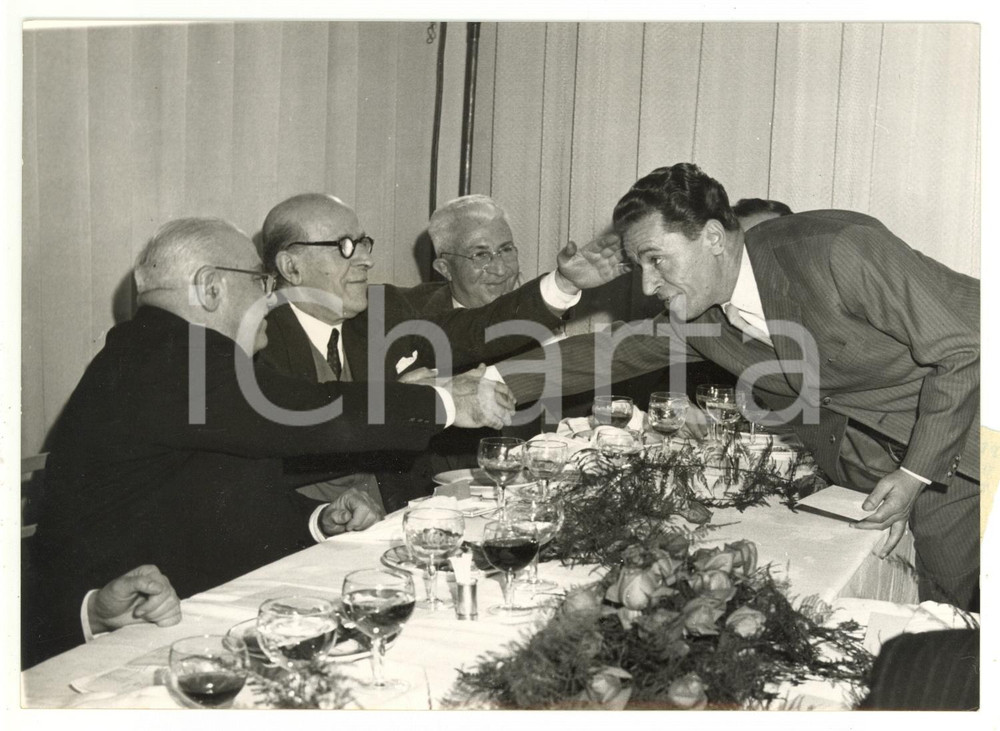 1953 PREMIO SAINT-VINCENT Giornalismo - Premiazione di Francesco ROSSO *Foto Fotografia d'epoca, con didascalia coeva al verso. CONDIZIONI: GFORMATO: 18x13 cm    originale e autentica 1