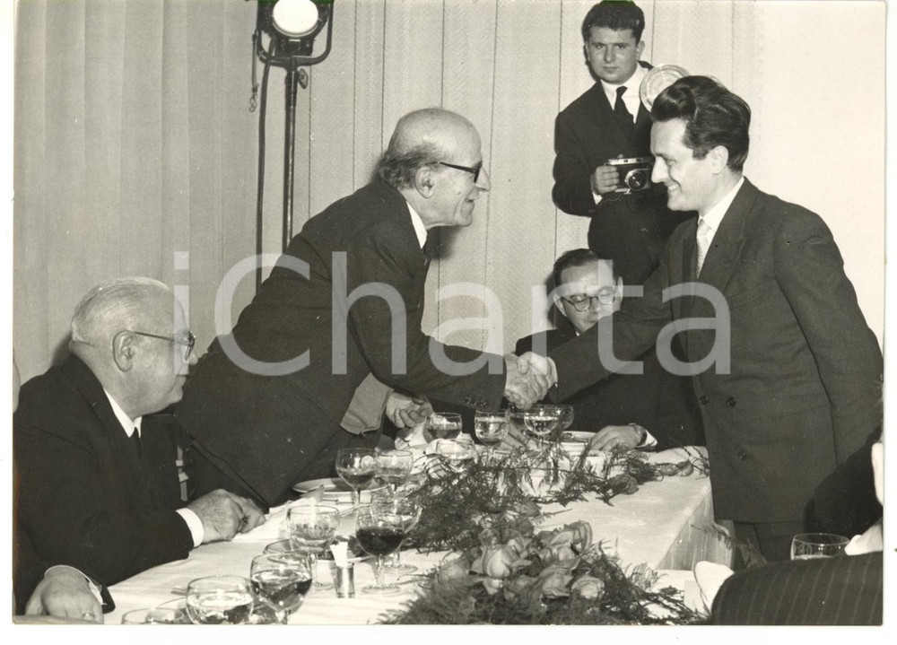 1953 PREMIO SAINT-VINCENT Giornalismo - Premiazione di Raimondo LURAGHI *Foto Fotografia d'epoca, con didascalia coeva al verso. CONDIZIONI: G (ma lieve sovraimpressione)FORMATO: 18x13 cm    originale e autentica 1