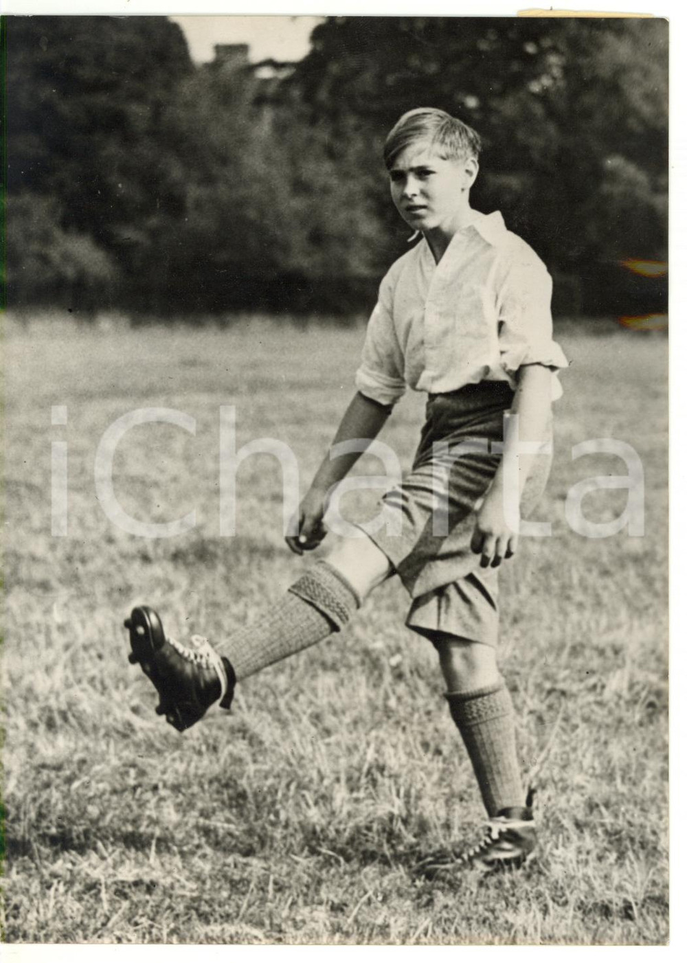 1937 (Ristampa 1954) ETON Giovane principe Alessandro II DI JUGOSLAVIA *Foto Fotografia d'epoca, con didascalia coeva al verso. CONDIZIONI: FAIR (bassa qualit&agrave; di stampa)FORMATO: 13x18 cm    originale e autentica 1